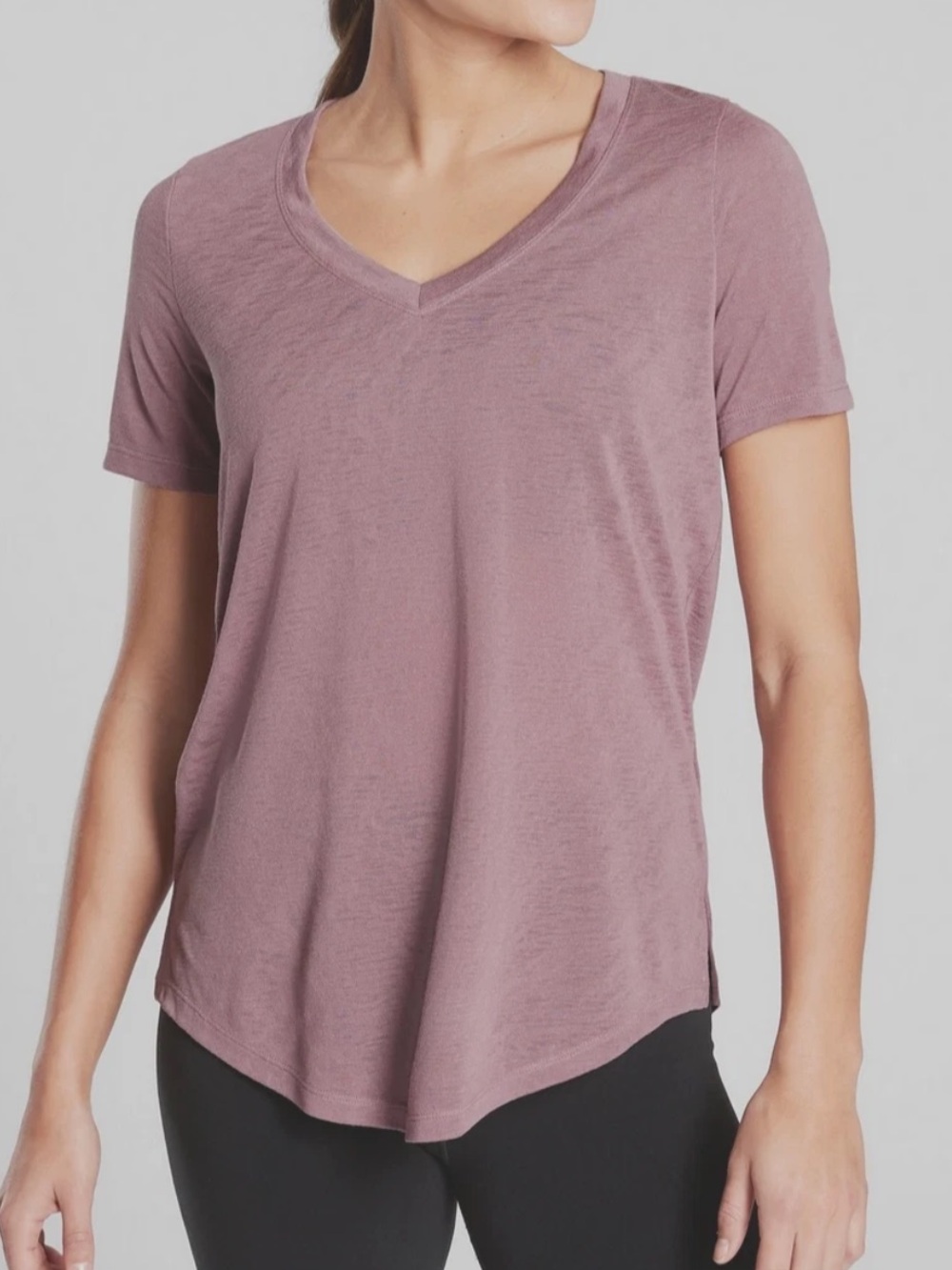 ATHLETA CASCADIAN VIOLET SCOOP V-NECK SHORT SLEEVE BREEZY TEE